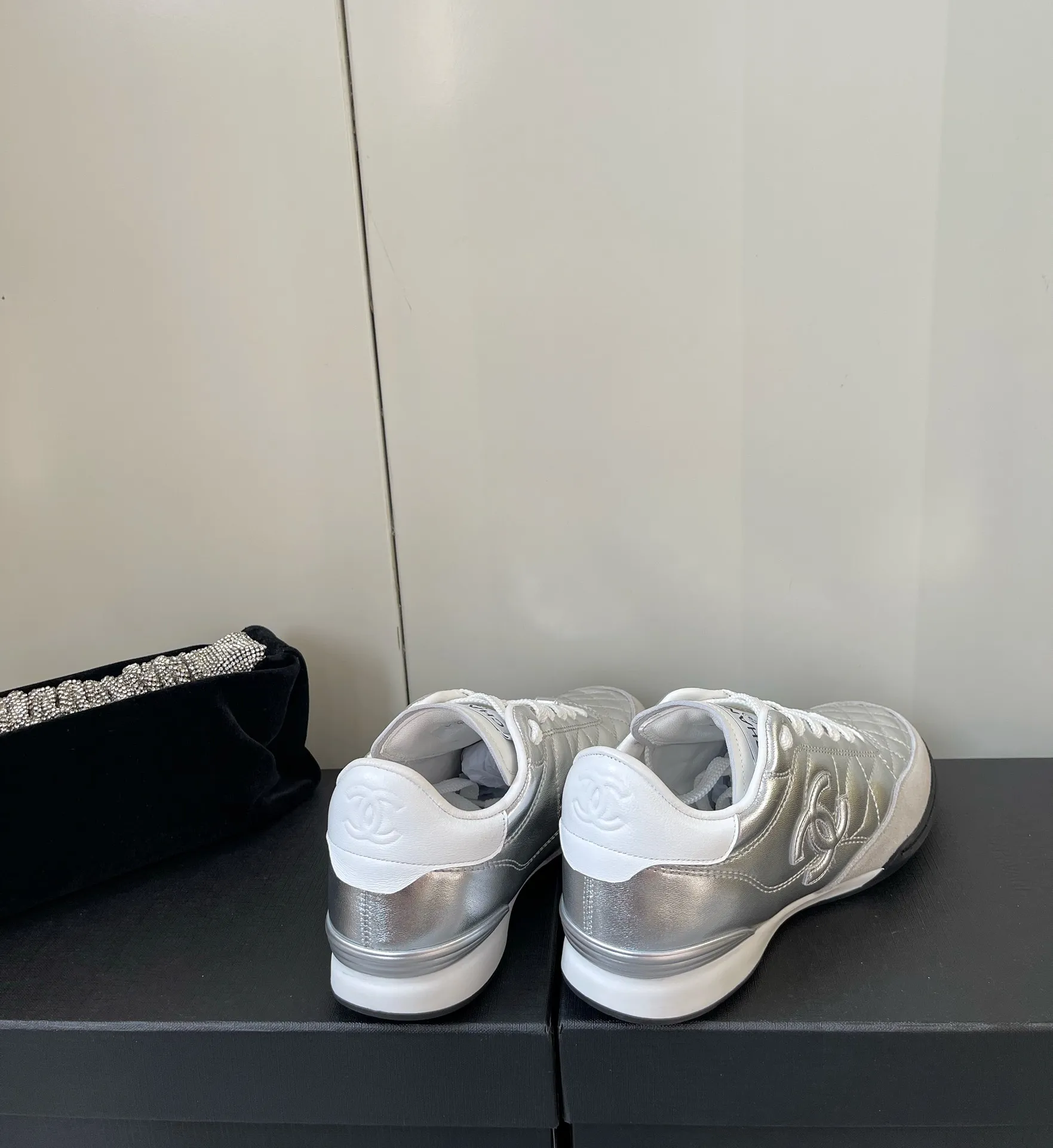 👟👟Ex-factory price 520👟👟 Women's shoes Women's clothing Women's shoes Women's clothing 𝐂𝐇𝐀𝐍𝐄𝐋 Chanel's latest rhombus sports sneakers new color white shoes✔️ Full cowhide leather The new color fabric adds many elements to make it look very delicate. You can make your legs look longer after wearing them. Authentic counter replica It can be said that it is really super good on the feet! Size: 35-40 original packaging